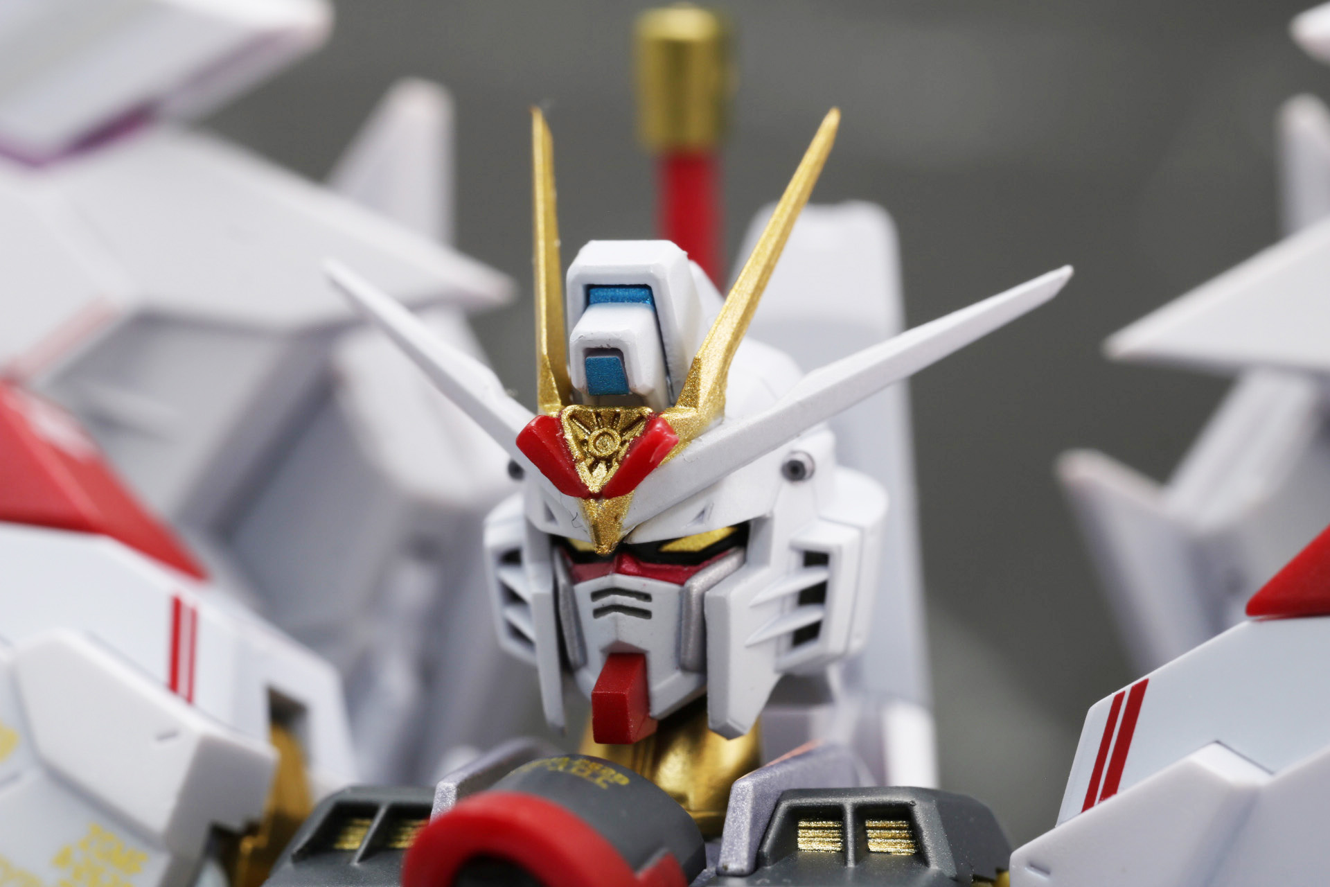 頭部のアンテナパーツを付け替えて「ディスラプター」展開状態を再現できる