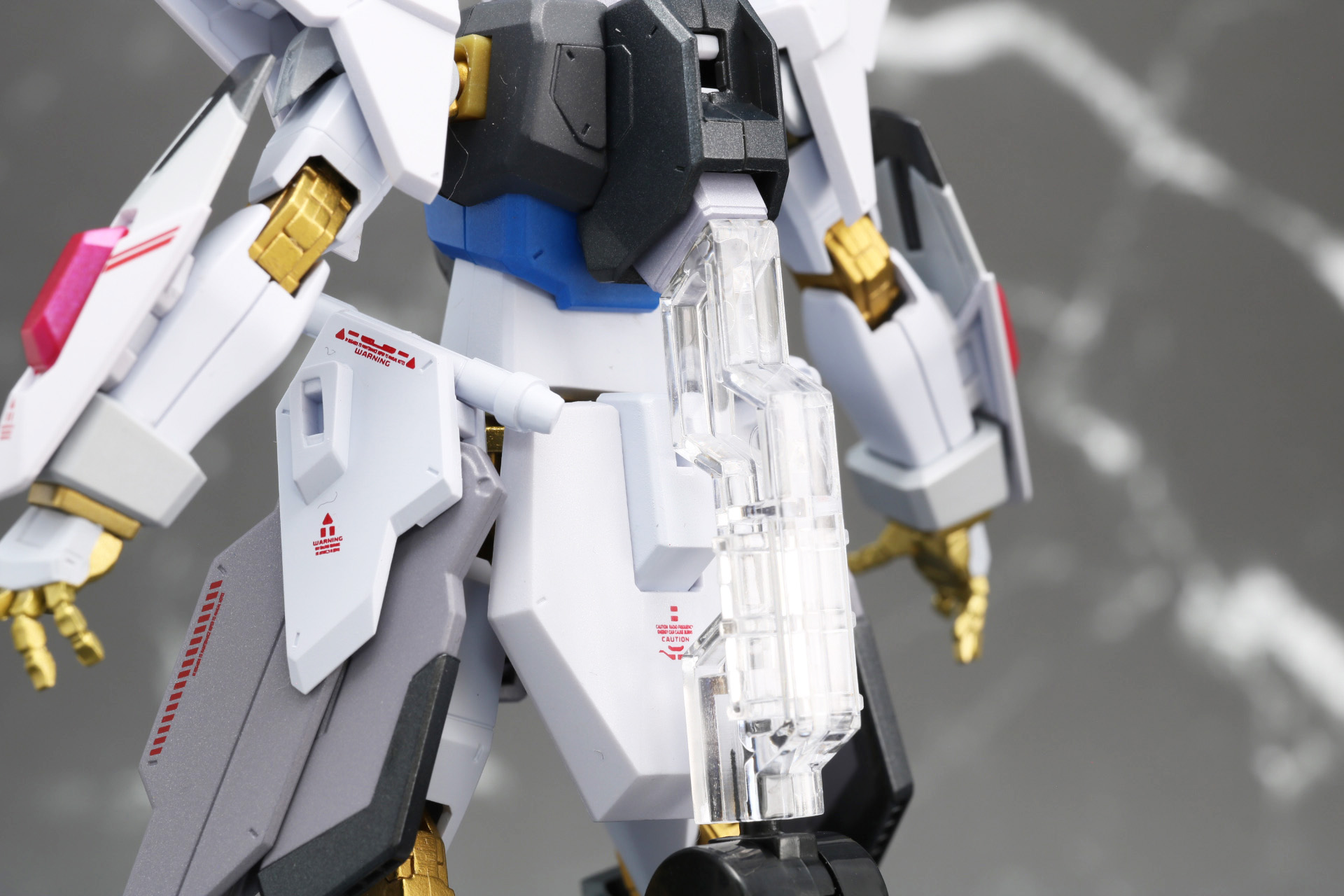 エフェクトパーツのクリアジョイントパーツを差し込み、「プラウドディフェンダー」を取り付ける