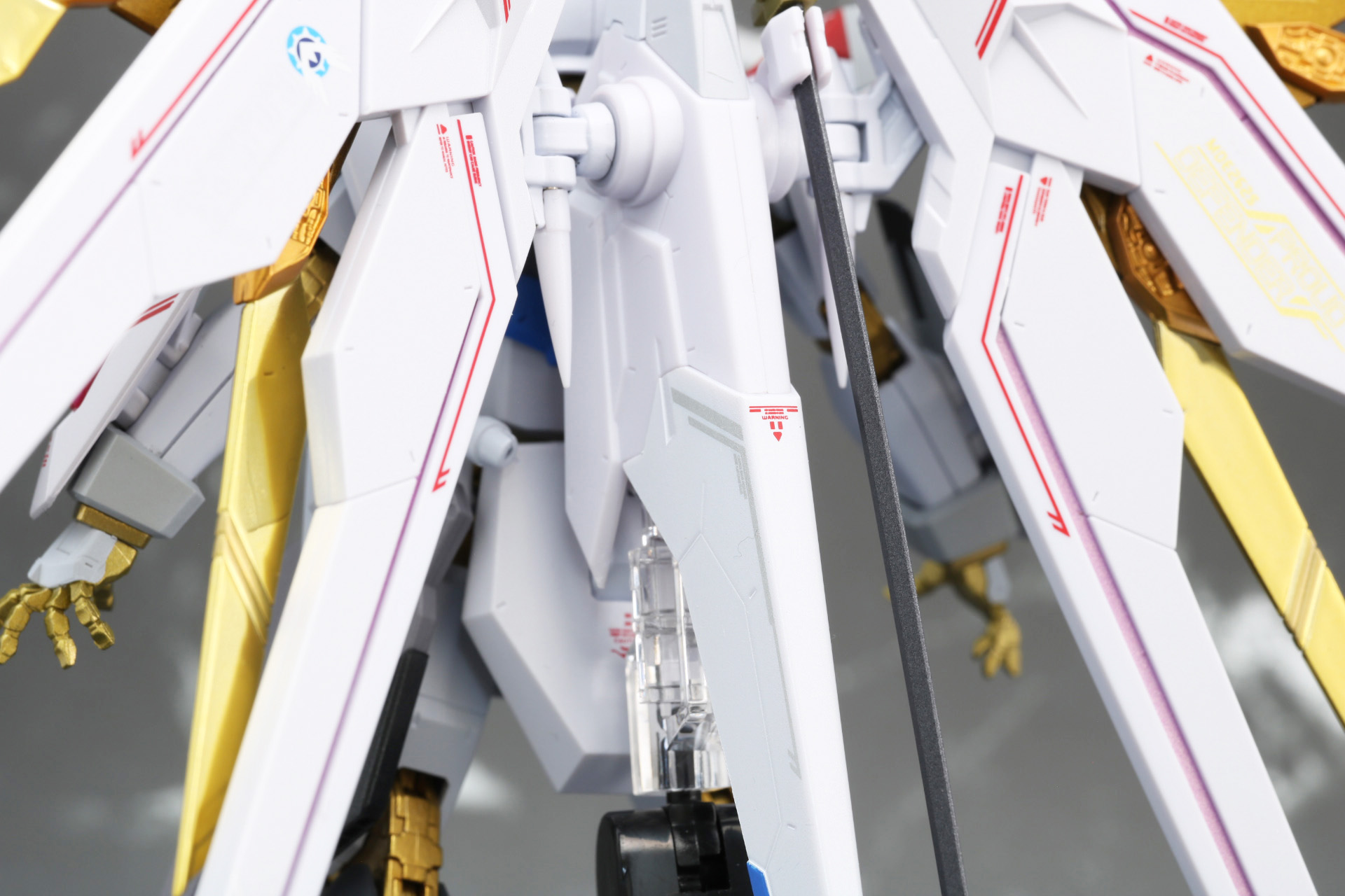 エフェクトパーツのクリアジョイントパーツを差し込み、「プラウドディフェンダー」を取り付ける