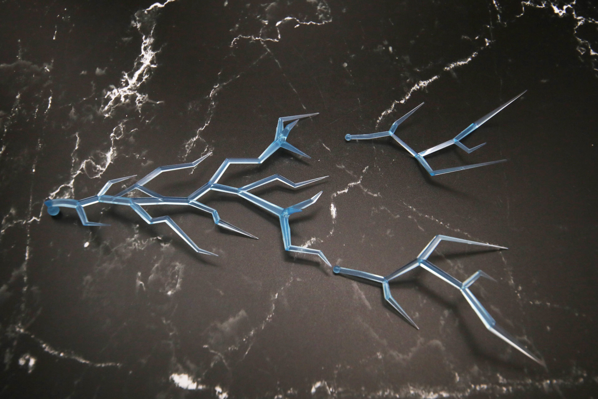 電撃エフェクトパーツの組み立て。基部に先端エフェクトを取り付けていく。これを8セット組み立てる