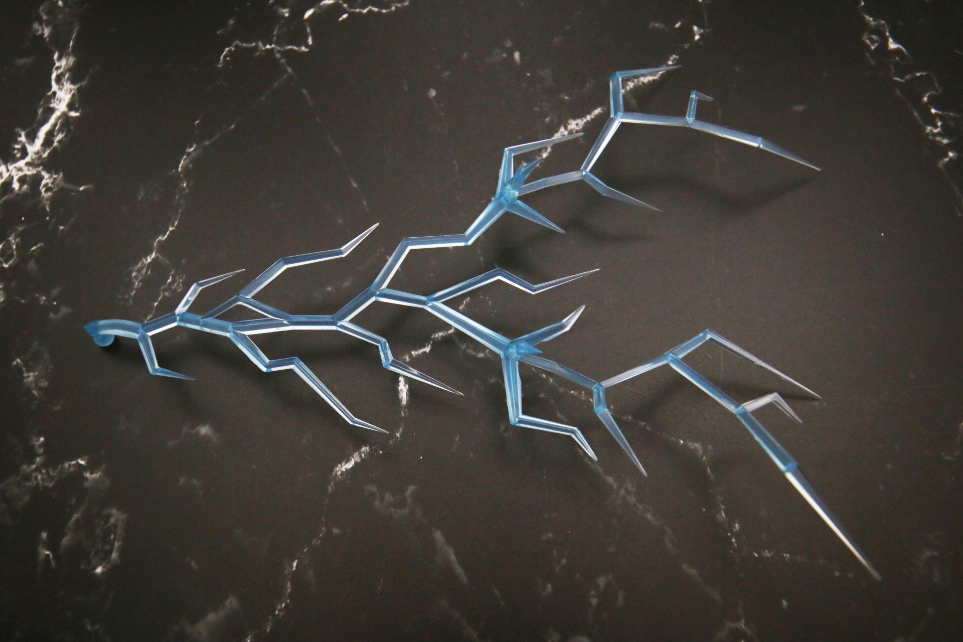 電撃エフェクトパーツの組み立て。基部に先端エフェクトを取り付けていく。これを8セット組み立てる