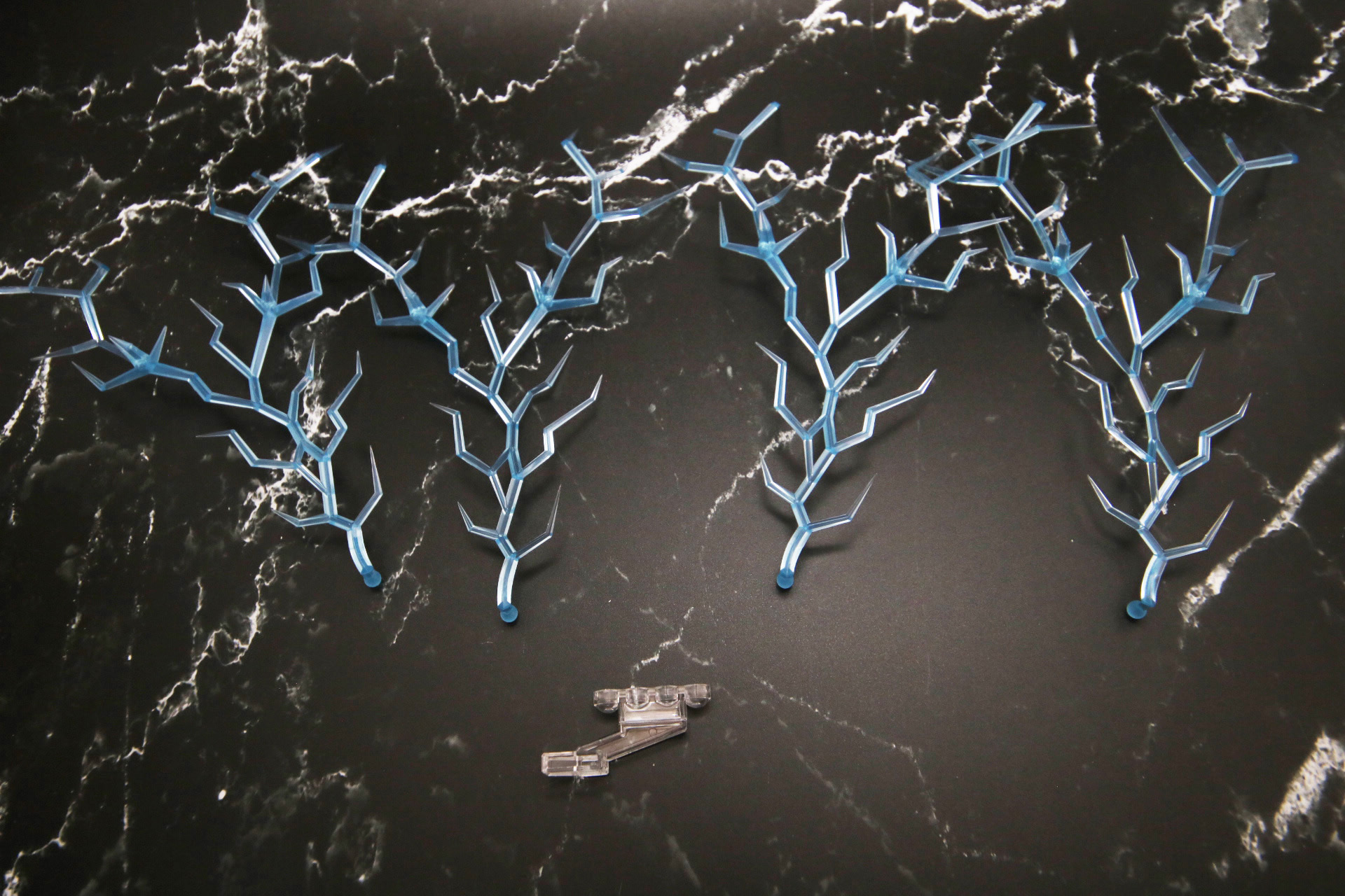 ジョイントパーツの基部に着ける左右のパーツに電撃エフェクトパーツを付けていく