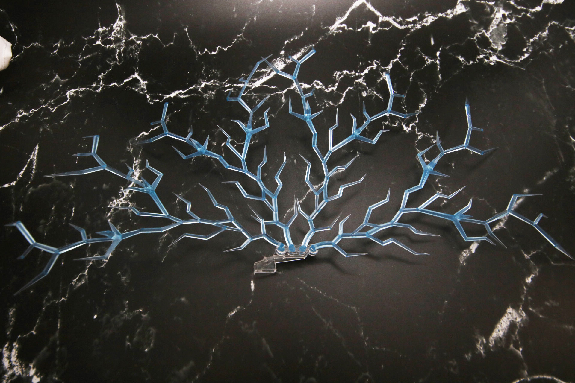 ジョイントパーツの基部に着ける左右のパーツに電撃エフェクトパーツを付けていく