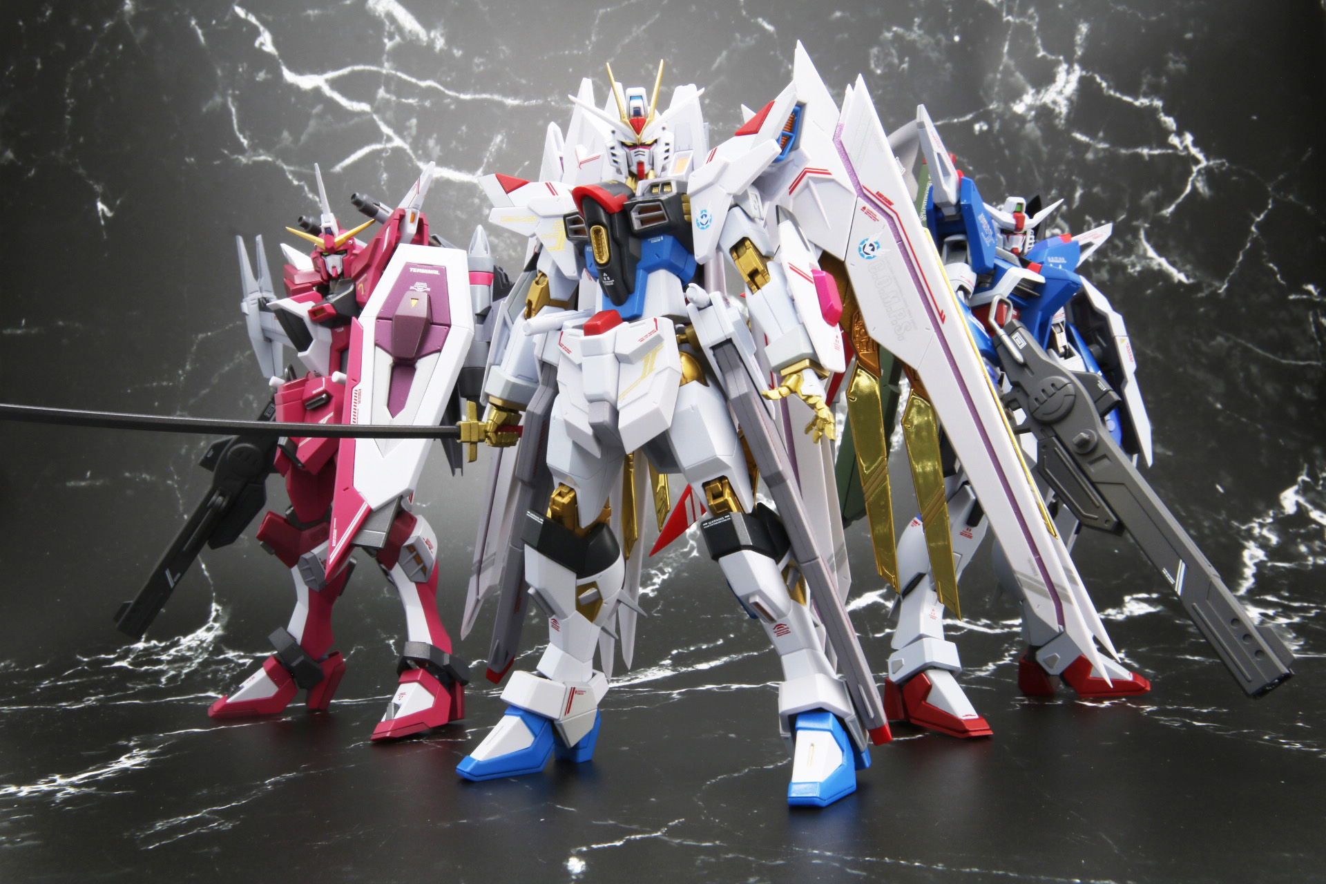 「機動戦士ガンダムSEED FREEDOM」のMETAL ROBOT魂3機がついに揃った