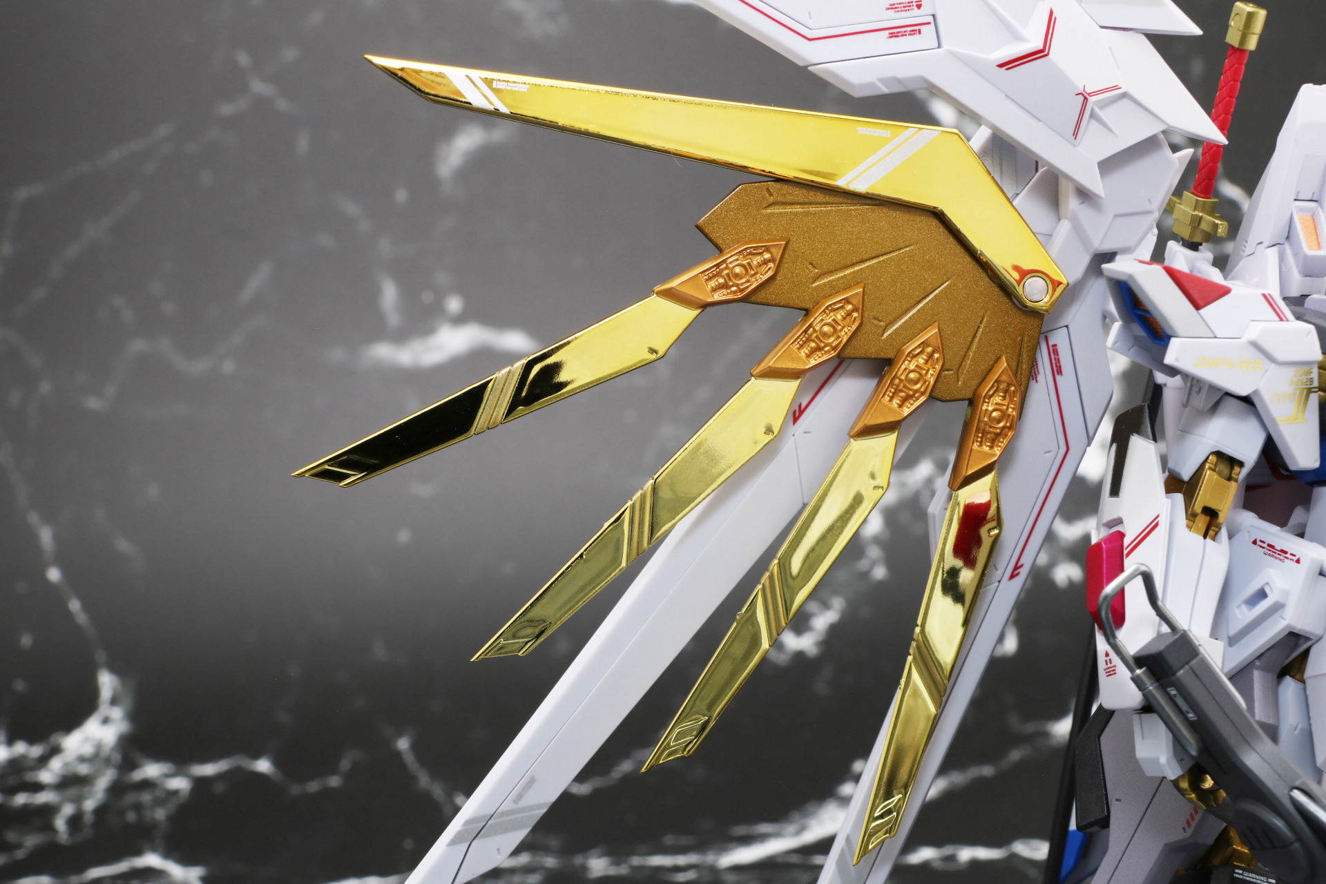 各部に可動が備えられ、より大きく広げることができる