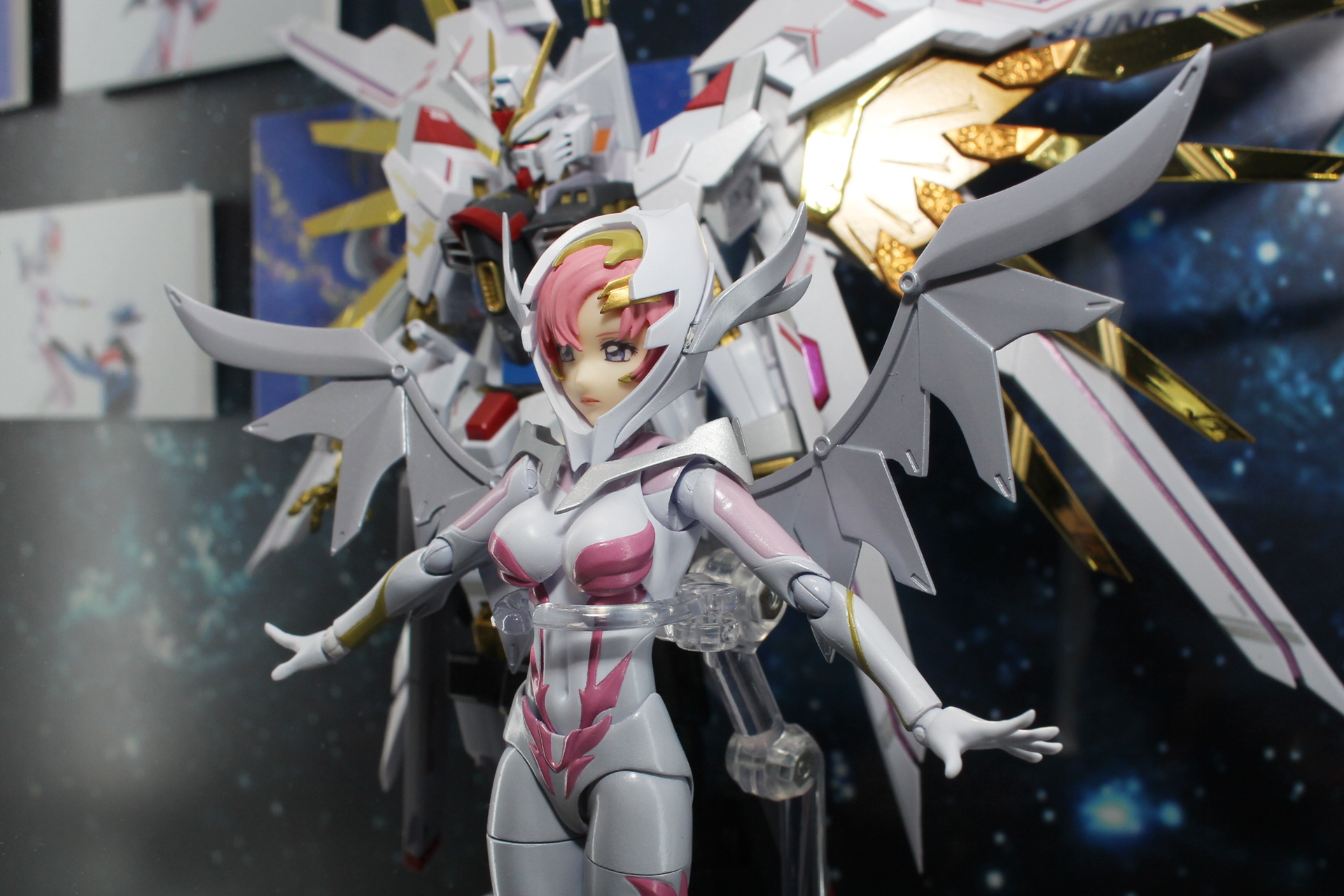 展開した羽は差し替え用のパーツで表現される