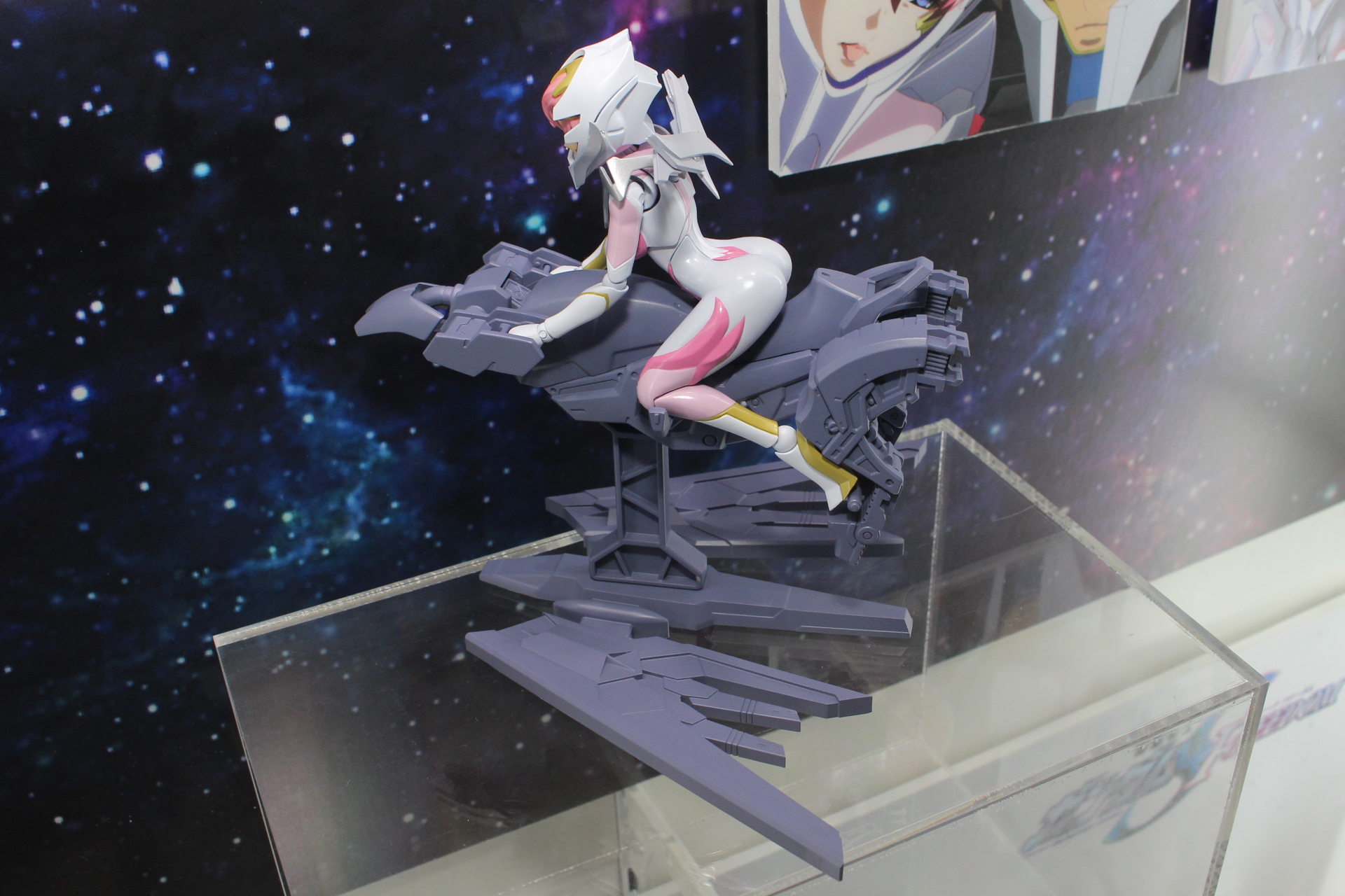 プラウドディフェンダーのコクピットをイメージした台座パーツにライドオンが可能