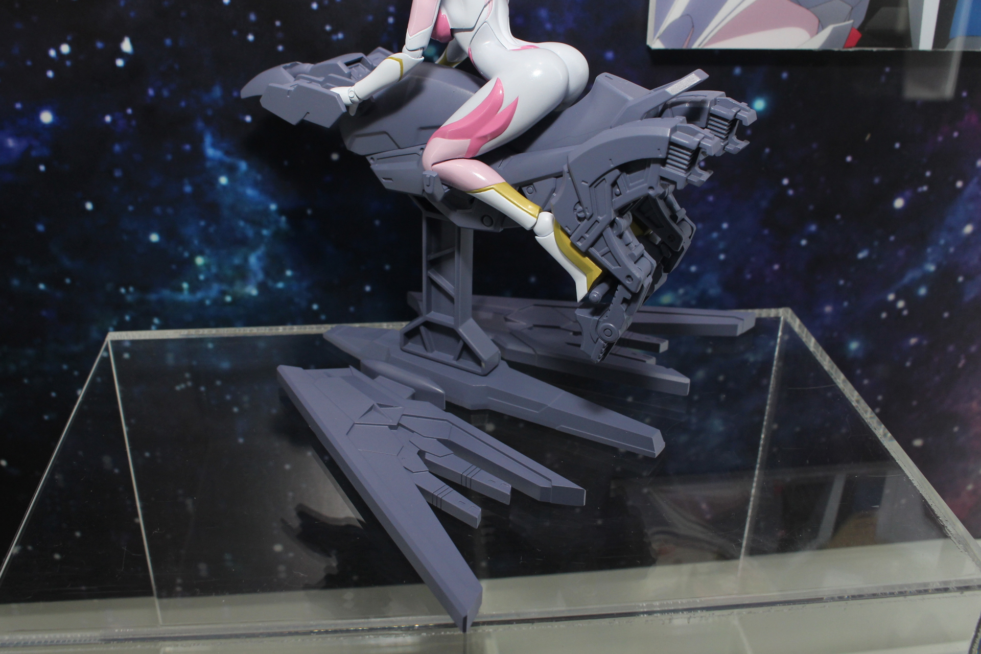 台座はコクピットだけでなく、ラクス本体をディスプレイすることも可能だ