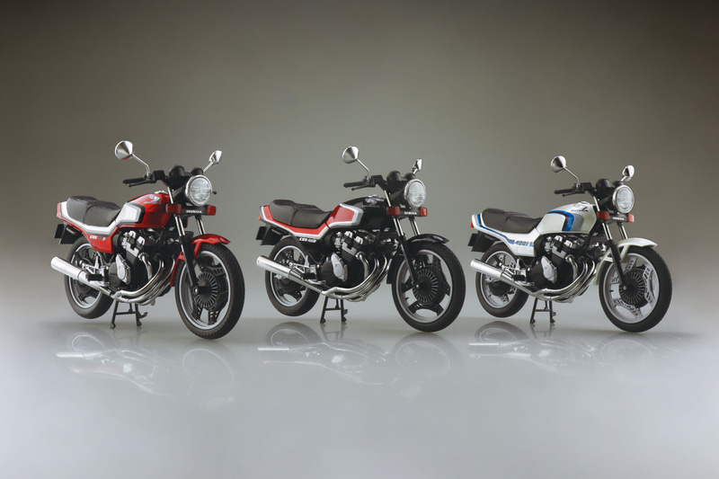 左）キャンディアラモアナレッド/パールシェルホワイト、（中）ブラック/キャンディアラモアナレッド、（右）パールシェルホワイト (CBX550F Ver.)