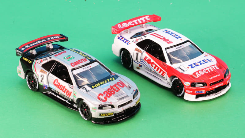 左：トミカプレミアムRacing カストロール・ニスモ GT-R、右：トミカプレミアムRacing ロックタイト・ゼクセル GT-R