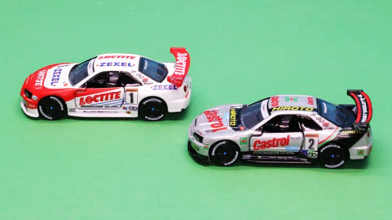 サイド：両サイドにもメインスポンサー名が大きく描かれます