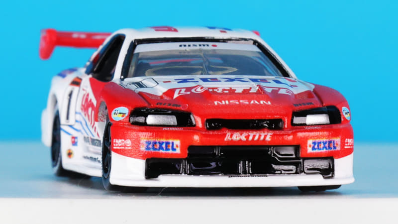 白ベースにロックタイトの赤いカラーが映えるGT-R！