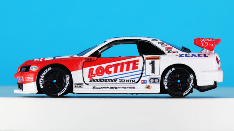 フロントからリアへと直線的に跳ね上がっていくR34型GT-Rのボディラインを再現