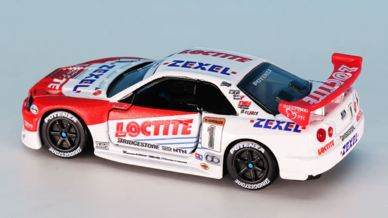 ロゴはルーフやドア、リアウイングにまで及ぶ