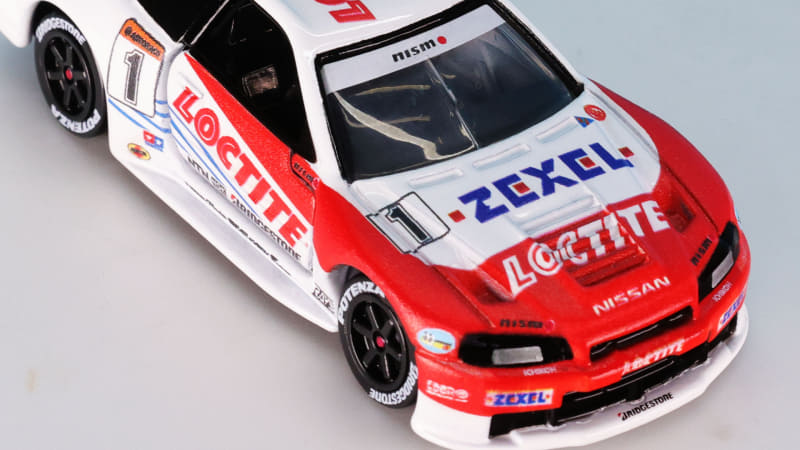 ボンネットフードにはエアアウトレットのダクトが多数モールドされています