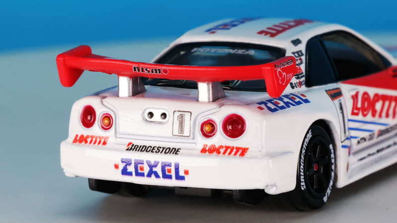 リアウイングは単なる四角形ではなく複雑なRで構成されているのを見事に再現しています