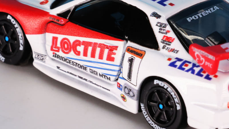 ドアやCピラー部にもスポンサーロゴがびっしり！