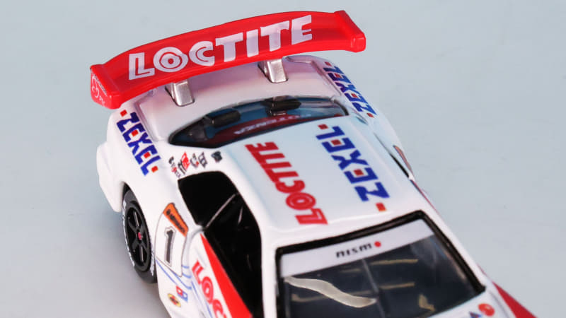 リアウイングを支える支柱がメタリック塗装されています