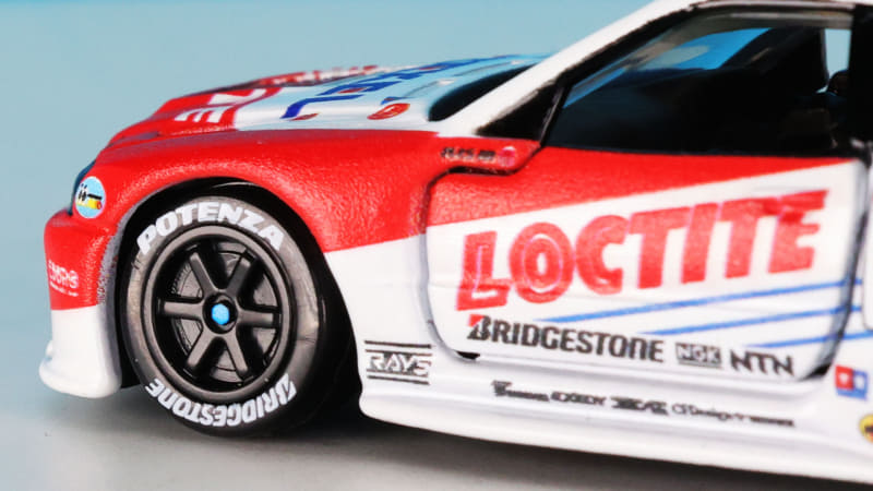 タイヤにもメーカーロゴがプリントされています