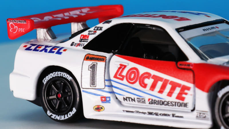 このロゴをタイヤレターと呼びますが、大きなレターはまさにレーシングカー！