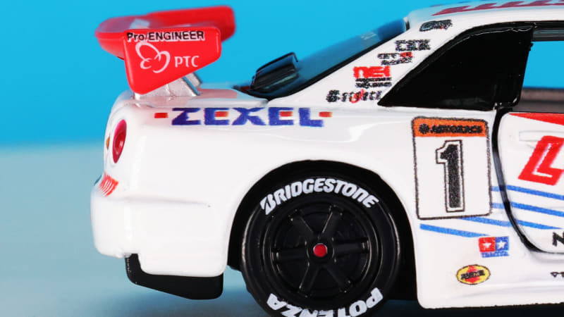 リアウイングの翼端板にもプリントされています