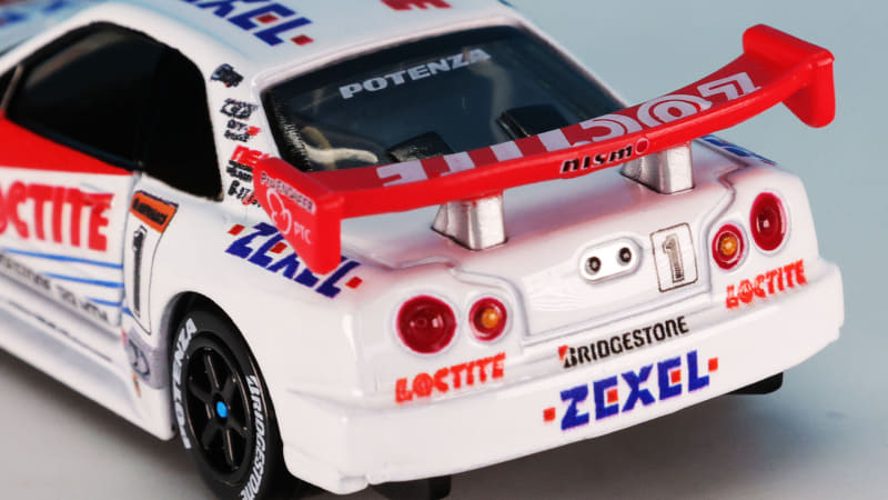 リアウインドウにもロゴがプリントされています