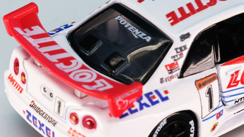 リアウインドウにもロゴがプリントされています