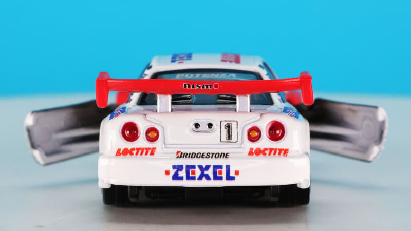 市販車より後方にオフセットされたステアリングホイールが見えます