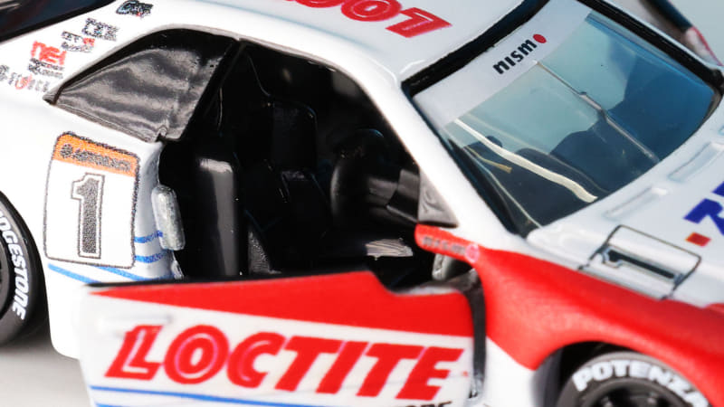 市販車より後方にオフセットされたステアリングホイールが見えます