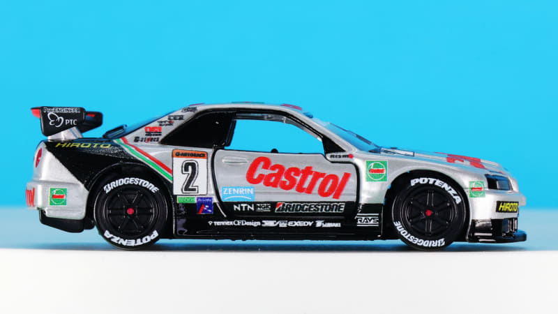 銀と黒をベースに、鮮やかなスポンサーカラーで煌びやかな印象！