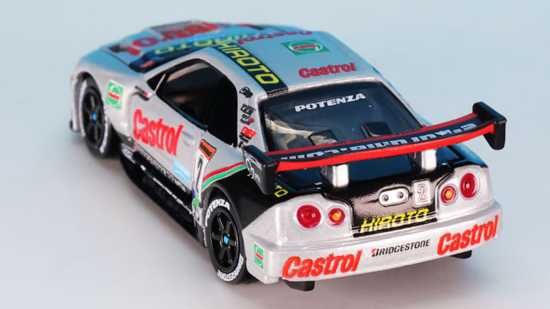 後ろ側は黒が多くなり引き締まった印象に