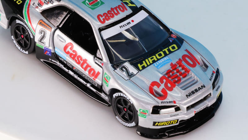 銀色だと各部のエッジが際立って見えます