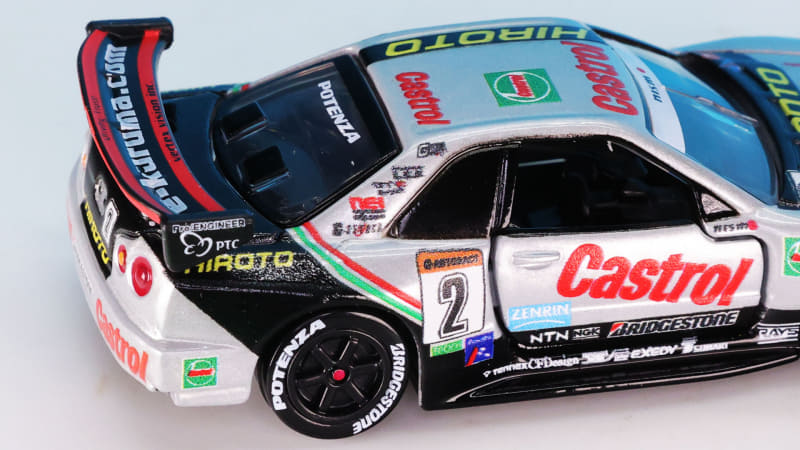 カストロールは文字ロゴだけじゃなく、ちゃんと緑と赤のラインもあります！