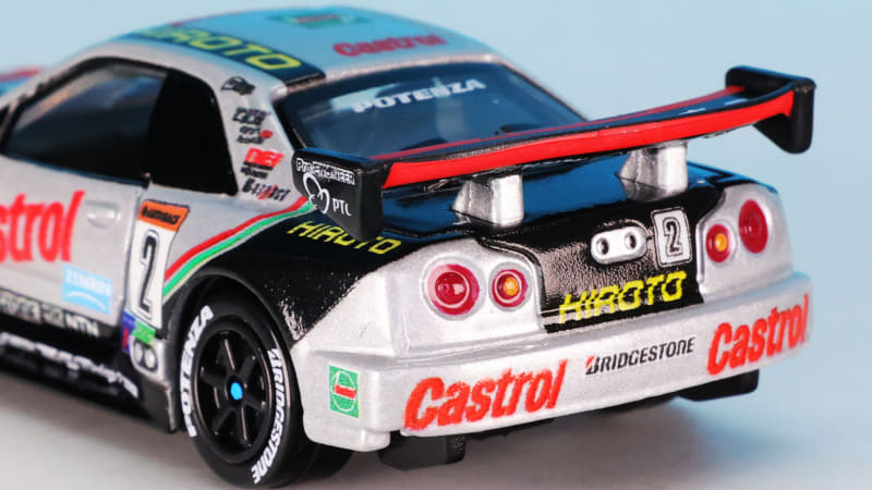 リアウイングと支柱の塗分けもされています