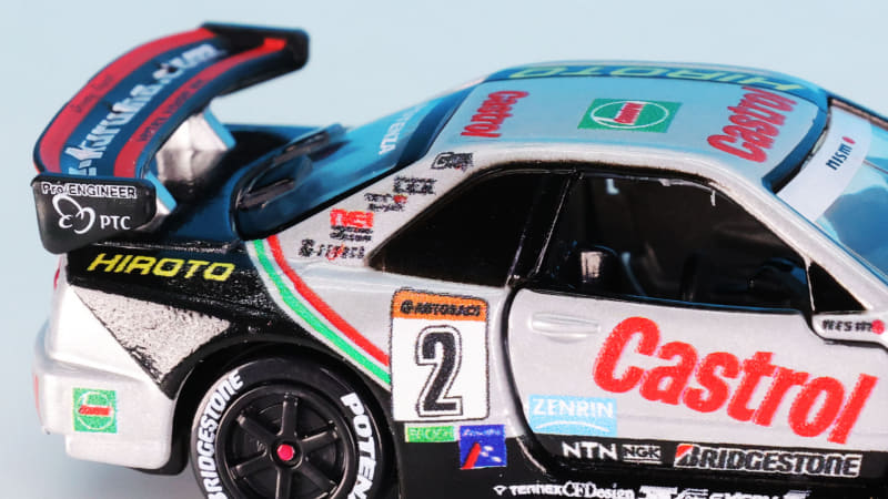 大きく湾曲しているリアウイングも情報量たっぷりに再現しています