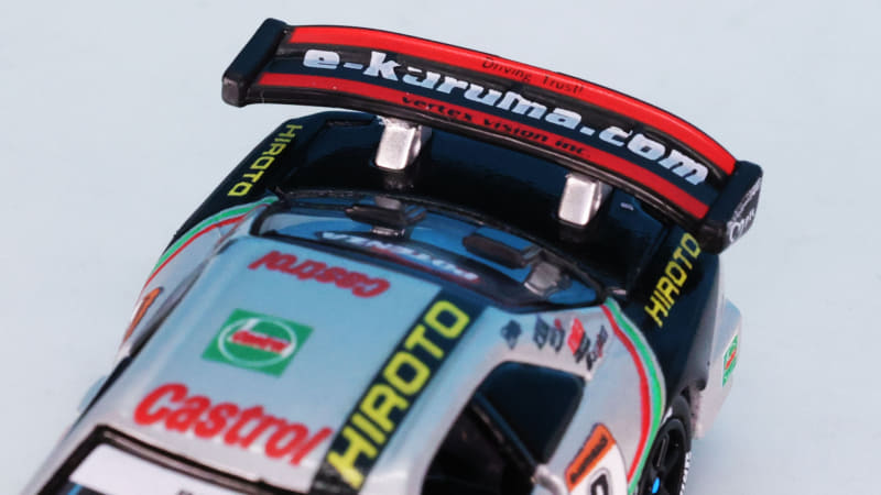 リアウイング上面のプリントもたくさん施されています