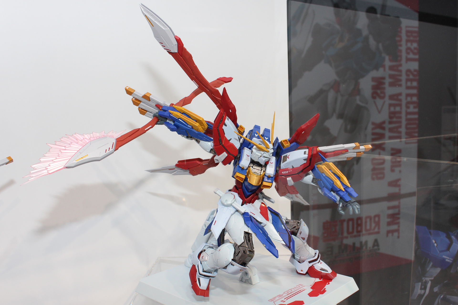 翼の一部は取り外すことでそれぞれ別の武器になる。これは「偃月刀」