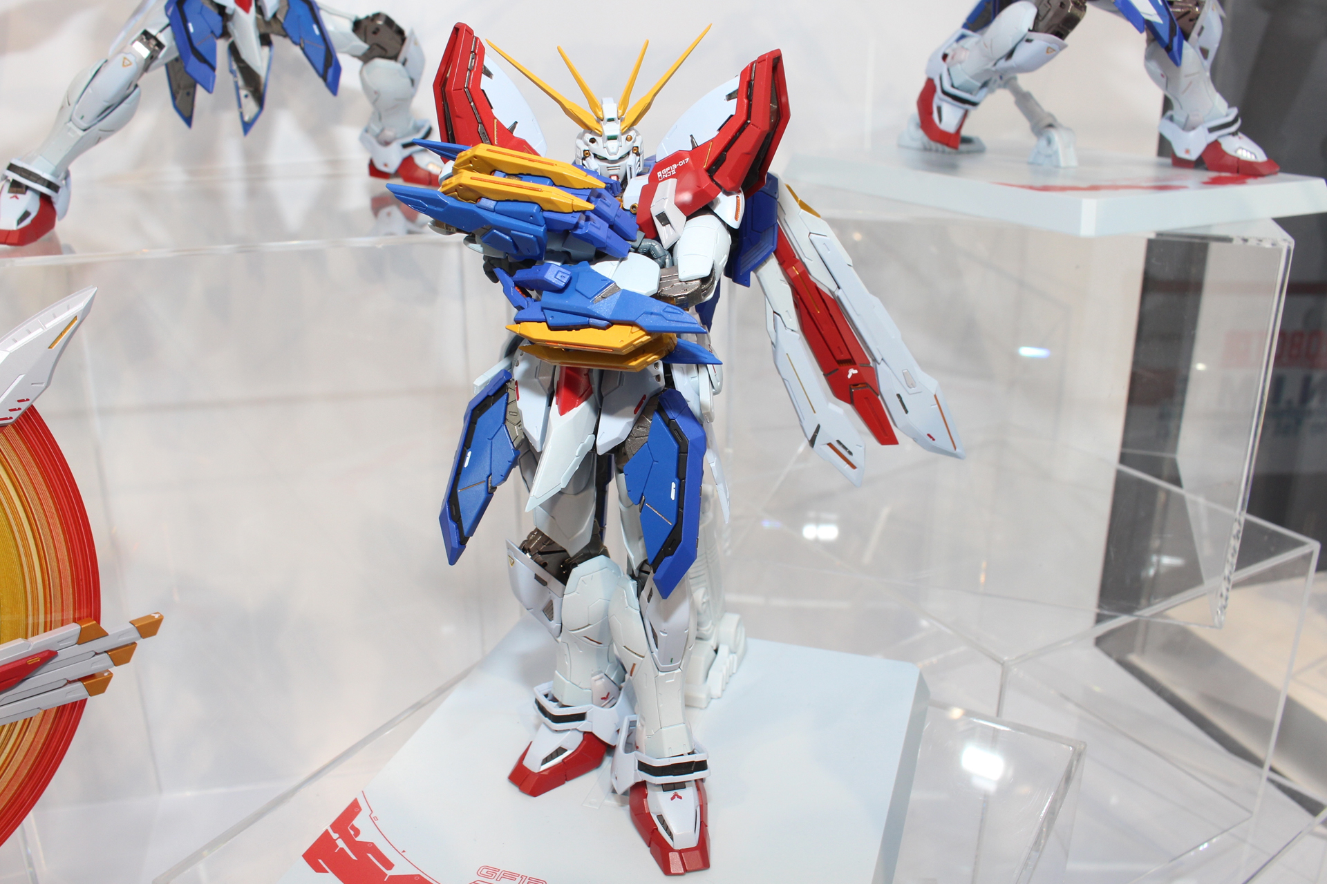 おなじみの腕組みをして直立するポーズも可能だ