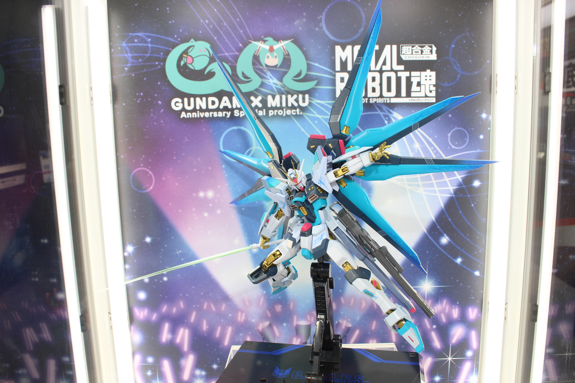 初音ミクのイメージカラーに彩られたストライクフリーダムガンダム弐式