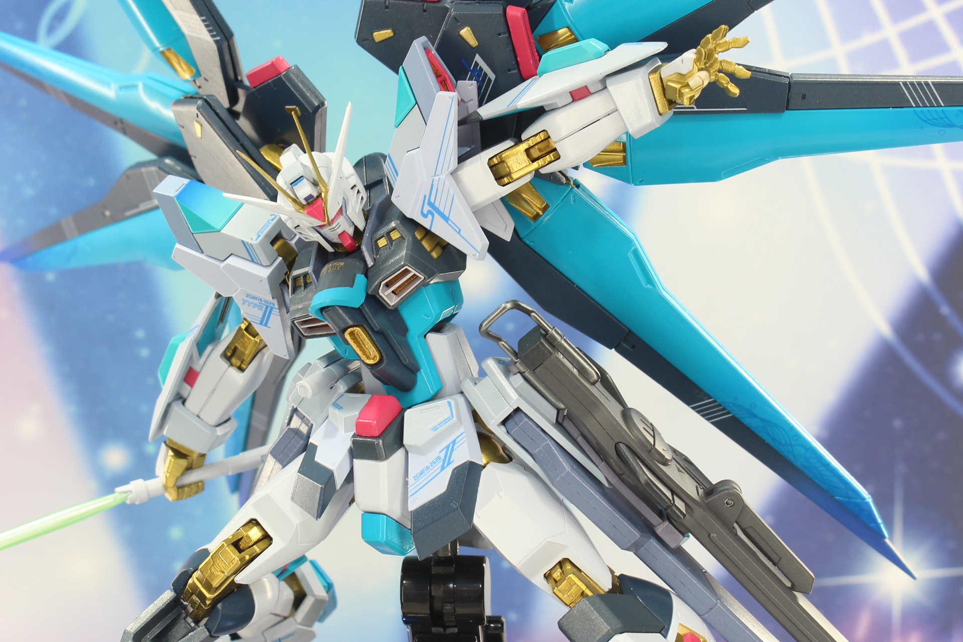 関節部に見えるダイキャストパーツは、ゴージャスなゴールドでメッキされている