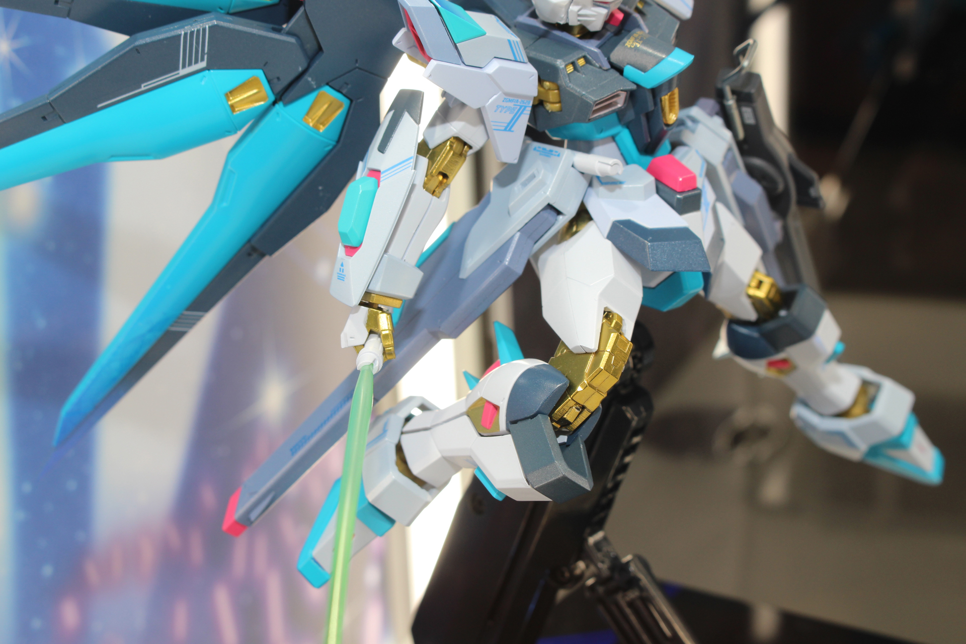 ビームサーベルのエフェクトも特別カラーだ