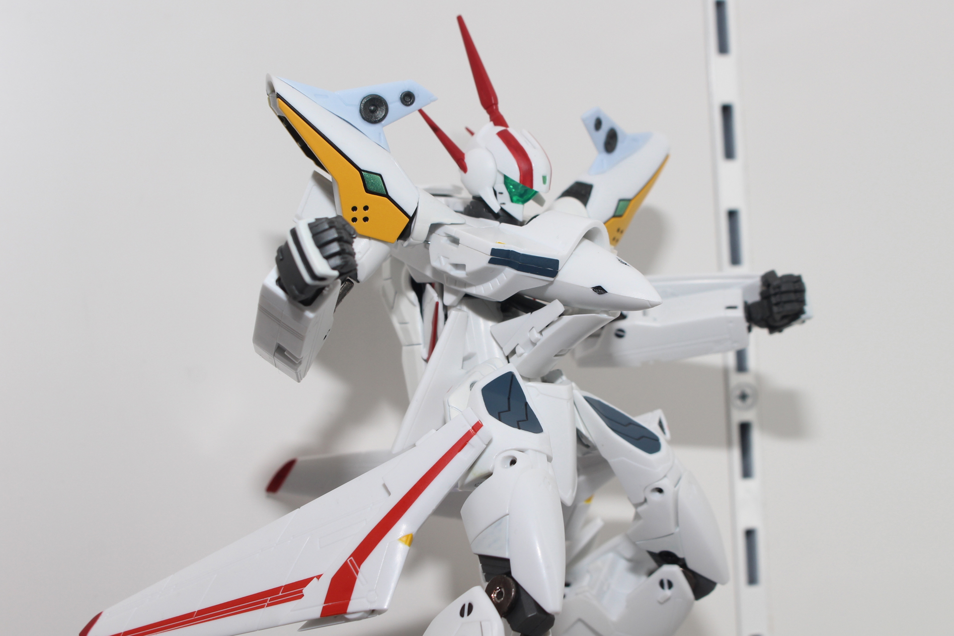 同じVF-19でもファイヤーバルキリーとはまた違う精悍な格好良さがあるエクスカリバー