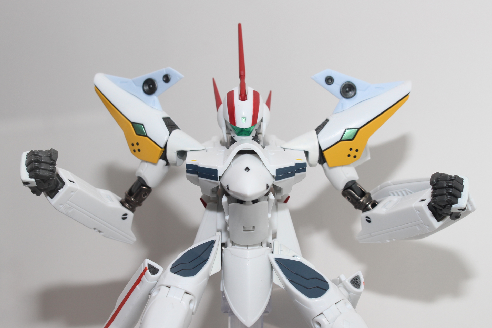 スピーカーユニットを両肩に装備