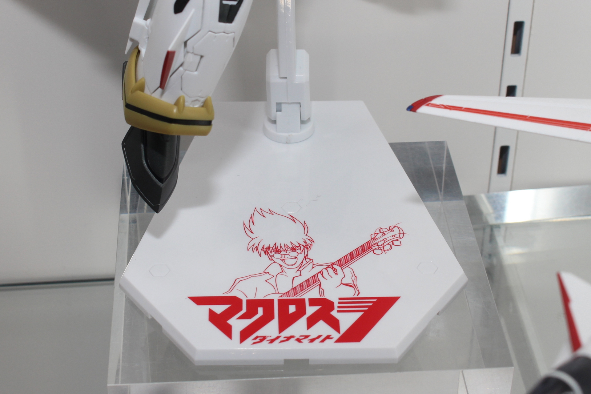 バサラのイラストとロゴがはいった戦用台座