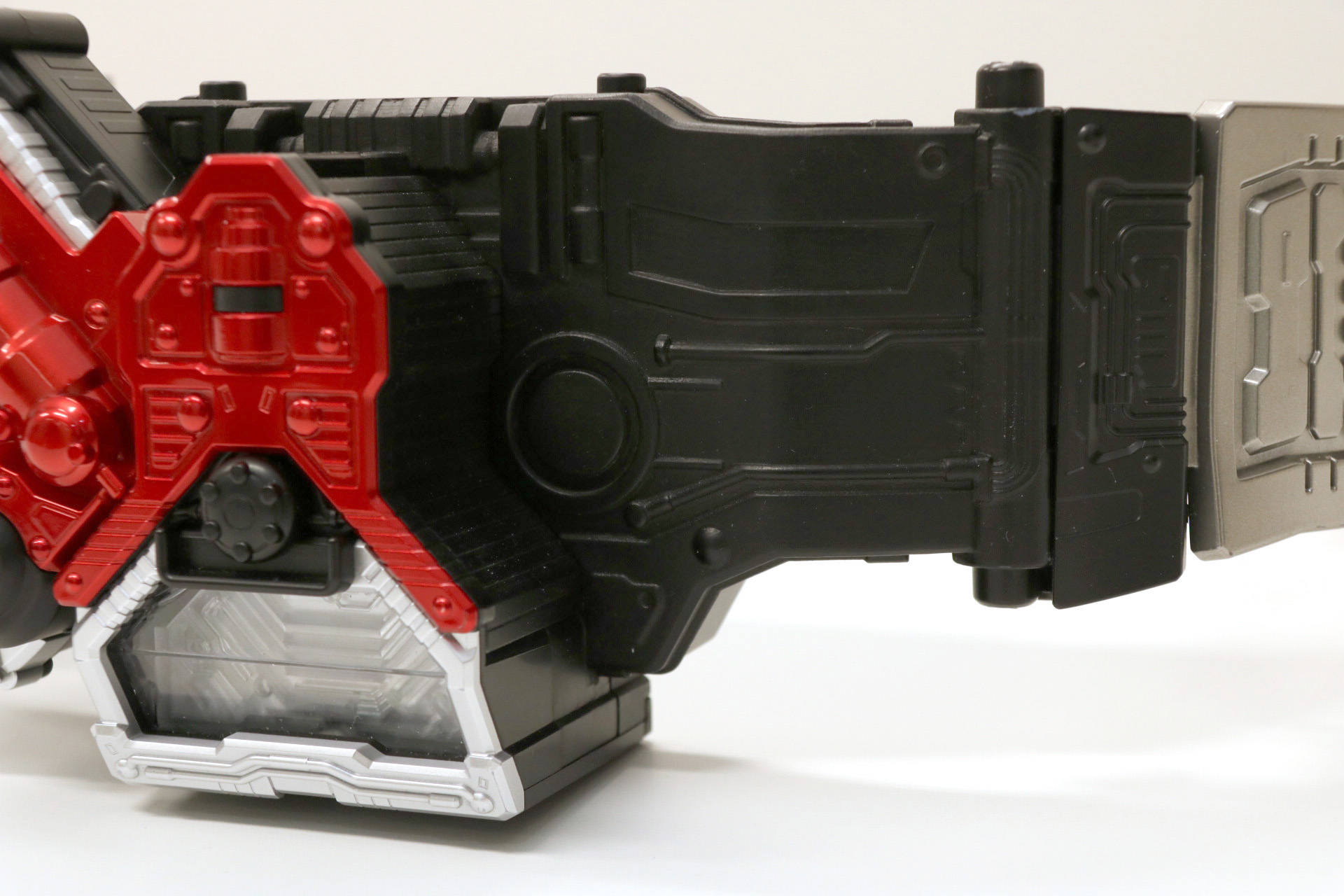 仮面ライダー変身後に身に着けているプロップモデル造形を再現<br />※画像は試作品を使用しています