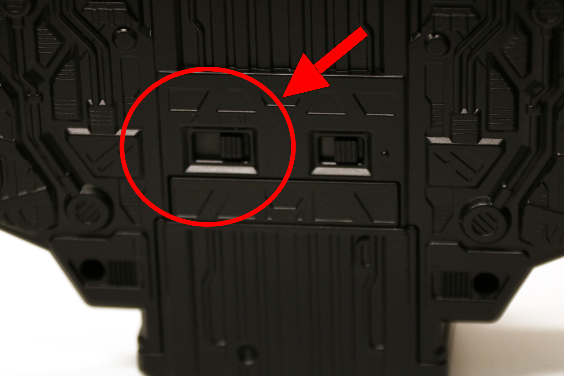 「CSMロストドライバーver.2」本体の裏面のスイッチの切り替えで3人のモード切替ができる<br />※画像は試作品を使用しています