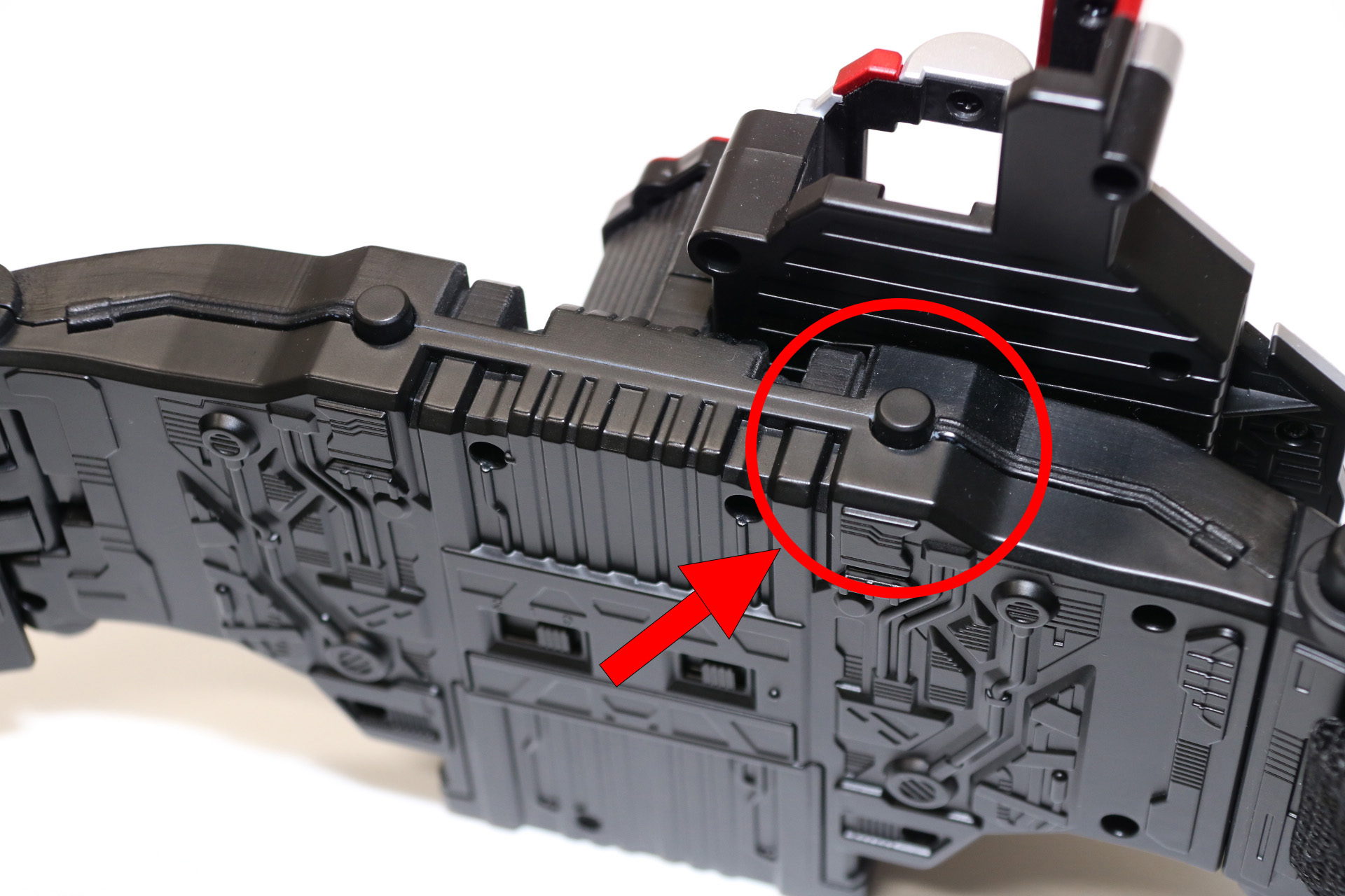 「CSMロストドライバーver.2」本体の上部のスロット側にセリフボタンを配置。もう片方はBGMボタンとなっている<br />※画像は試作品を使用しています