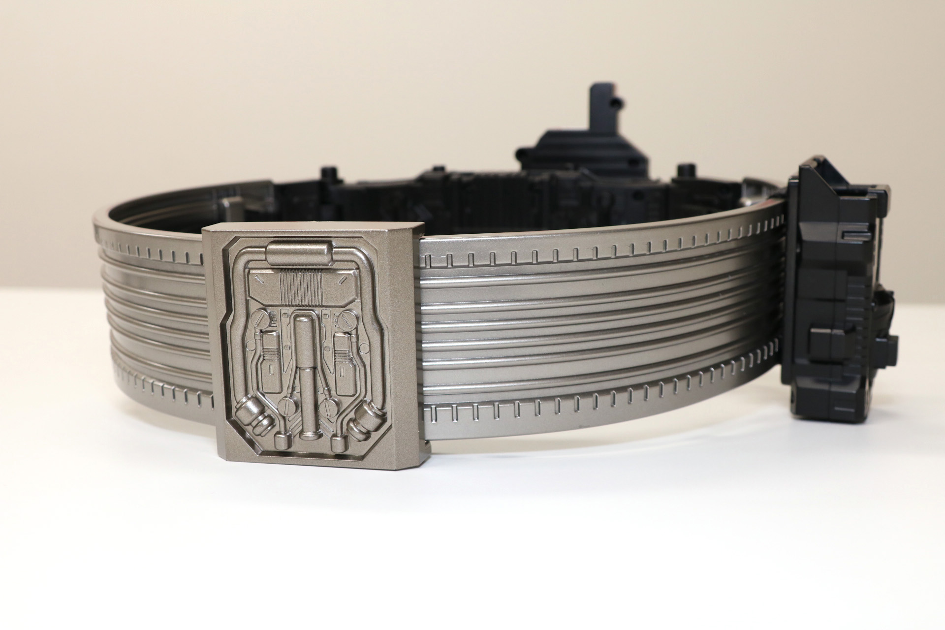 ベルトもメタリックな重厚感ある彩色となっている<br />※画像は試作品を使用しています