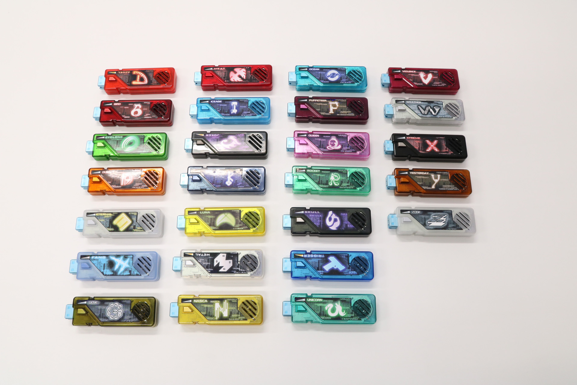 「CSM T2ガイアメモリver.2」全26本。第1弾AtoG、第2弾HtoN、第3弾OtoT、第4弾UtoZが展開。「E」にあたるエターナルメモリ、「J」にあたるジョーカーメモリはCSMロストドライバーver.2に付属 <br />※画像は試作品を使用しています