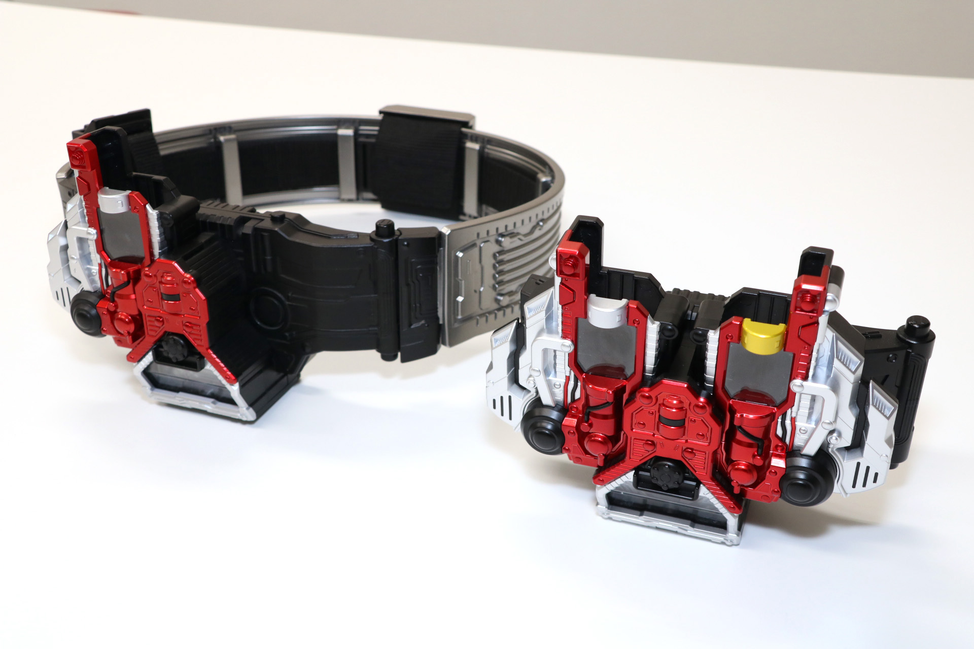 「CSMロストドライバーver.2」（左）と「CSMダブルドライバーver.2」（右）のセリフ操作で劇中シーン再現も楽しめる。<br />※画像は試作品を使用しています